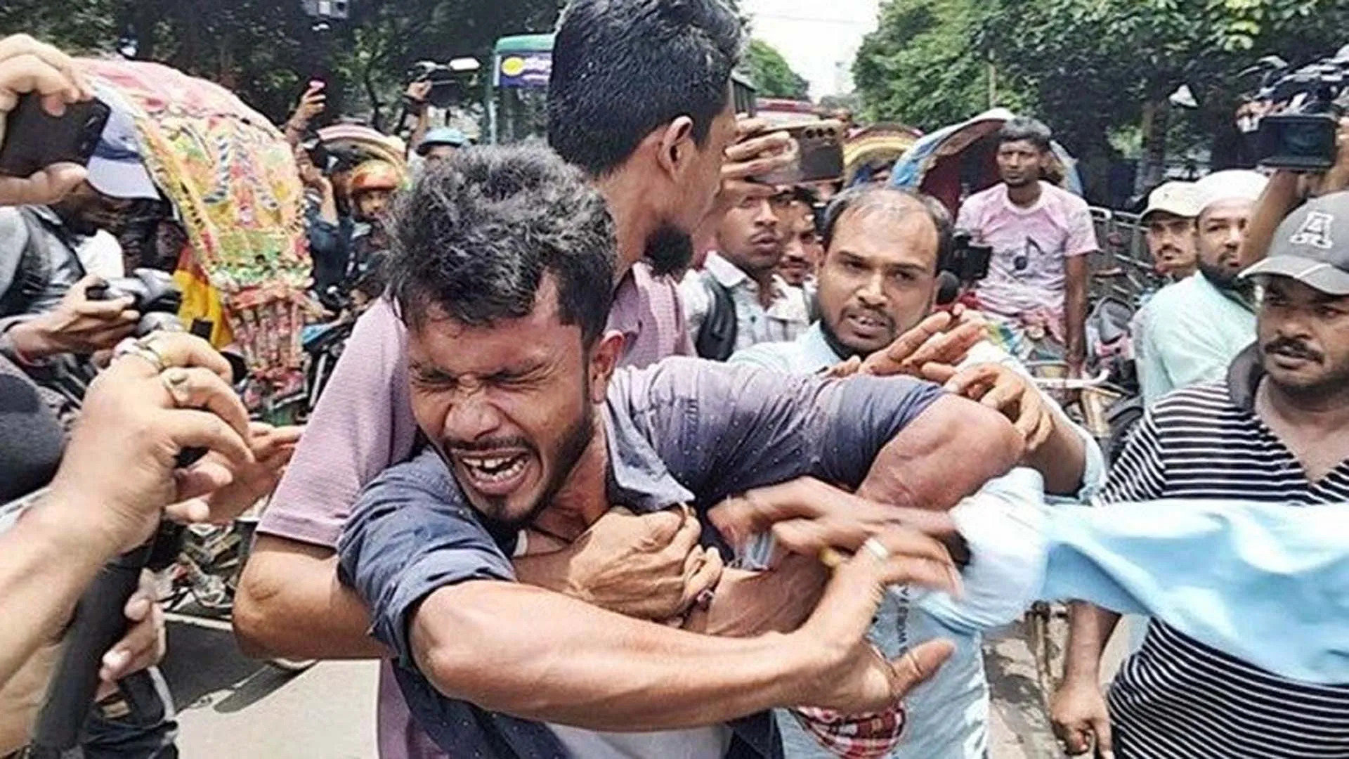 রিকশাচালক গ্রেপ্তারে ধানমন্ডি থানার ওসিকে তলব
